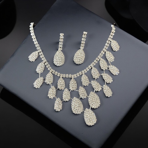 NWT - EARRINGS AND NECKLACE SET - BLING! BLING! BLINGY! - Picture 3 of 10